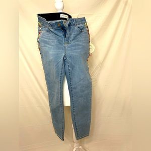Knox Rose NWT light wash jeans with multicolor detail on length, size 6